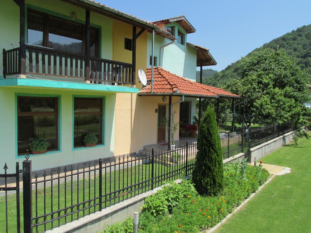 Pri Orehite Guesthouse Орешак Экстерьер фото