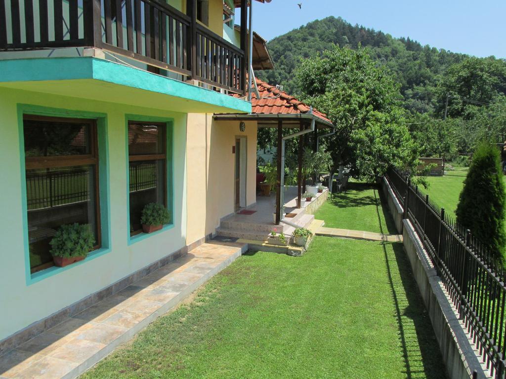 Pri Orehite Guesthouse Орешак Экстерьер фото